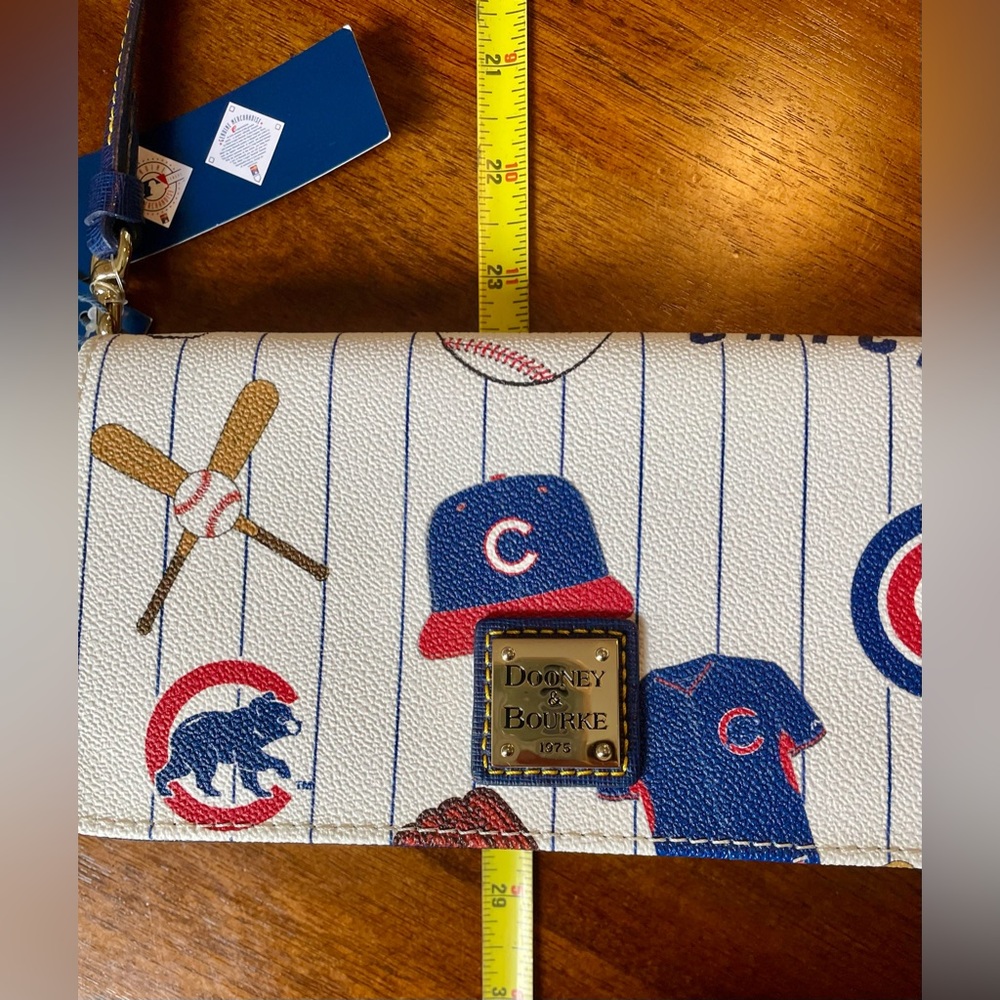 Chicago Cubs Dooney & Bourke MLB Crossbody Clutch White & Blue NWT - Picture 11 of 13